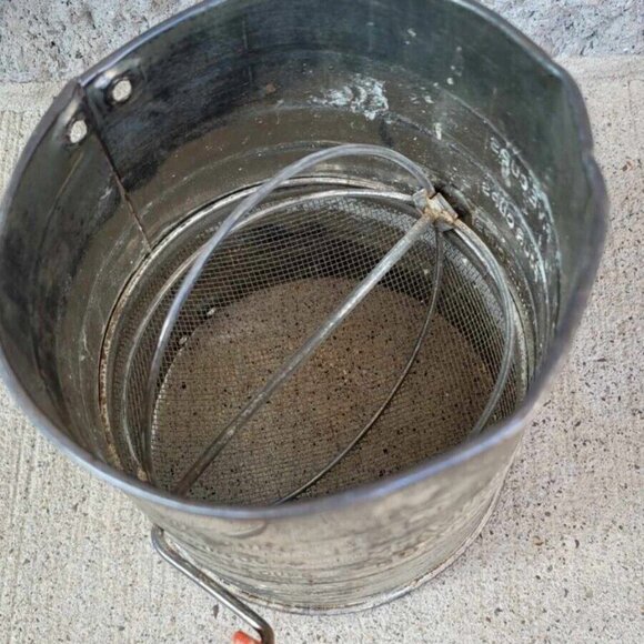 Vintage Bromwellβs 5 Cup Measuring Sifter Red Wood Crank Handle Flour Sifter - Picture 5 of 8